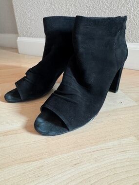 Black Heels by Vaneli size 7.5